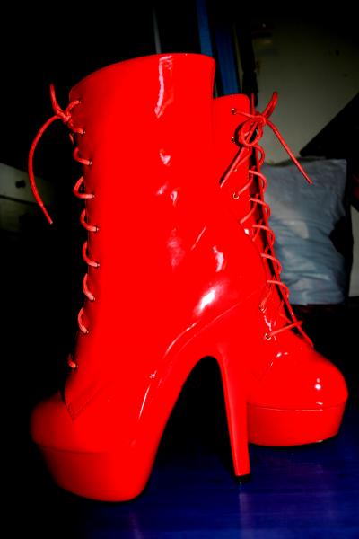 Plateformes fetish en vynil rouge 